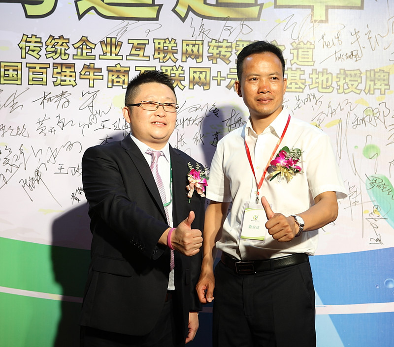 小蝌蚪视频下载污总经理张总（左）和单仁集团佛山分公司总经理叶秋沃（右）