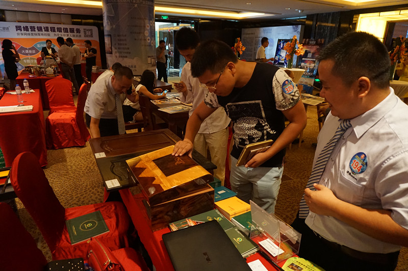 小蝌蚪视频下载污化工为参展客户讲解产品