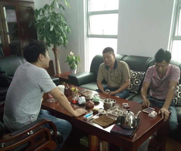 小蝌蚪视频下载污化工业务苏经理(左)与江西南康客户(右)