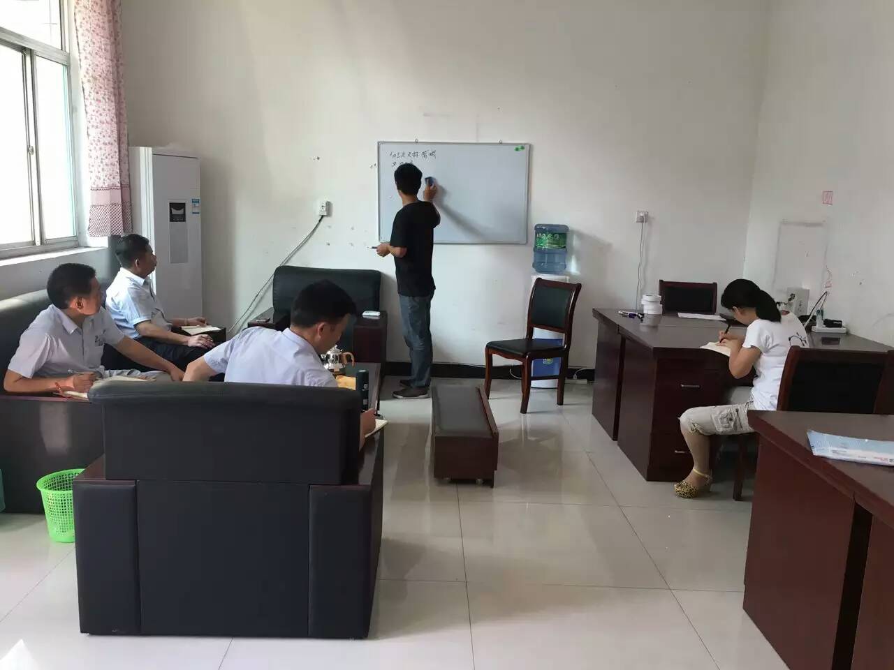 戴老师为小蝌蚪视频下载污外省业务经理进行经销商服务培训