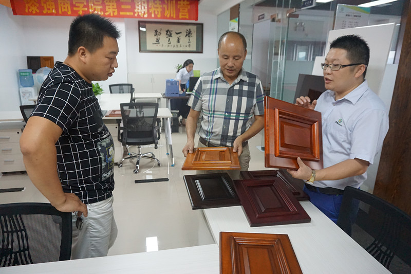 李会长和周理事被小蝌蚪视频下载污水性漆所做的产品效果所吸引