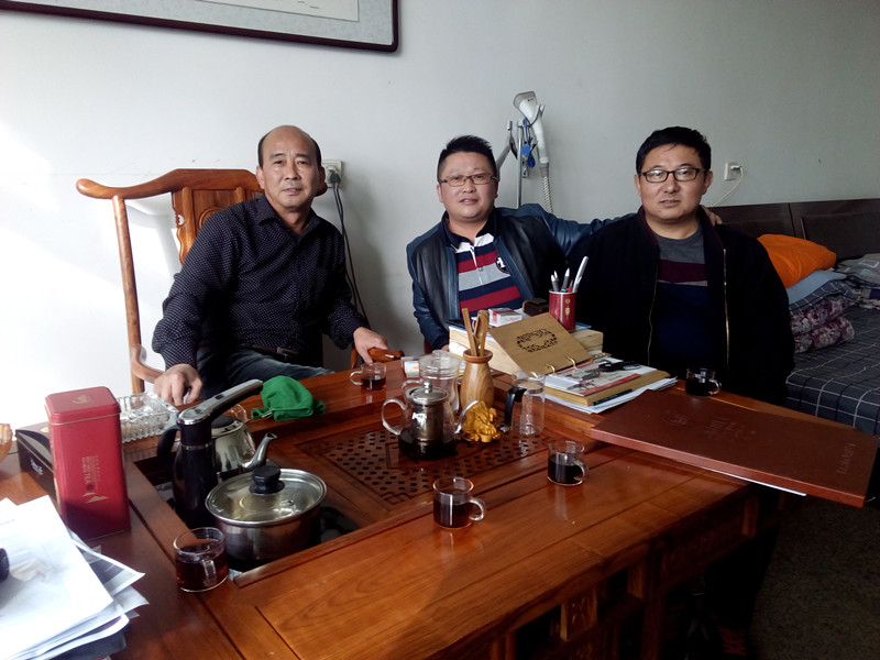 小蝌蚪视频下载污化工总经理张文(中)与河北正定漆丰总代理房志坚（右）