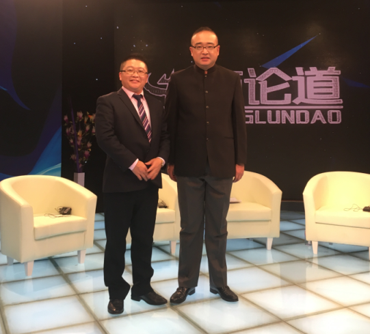 小蝌蚪视频下载污总经理：张文(左)和央视主持人：朱轶(右)合影