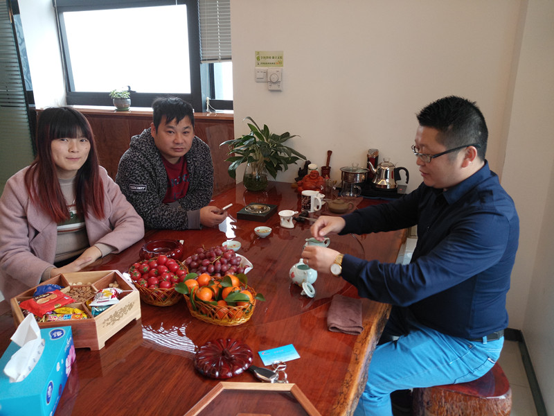 福建泉州陈总（左一）、曾总（左二）和小蝌蚪视频下载污化工总经理张文（右一）